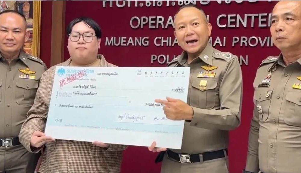 Chiang Mai Police Return Money to Teacher